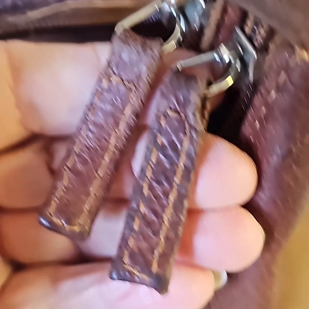 Gun tote'n Momas, leather bag. Lots of zippers‎ and pockets.